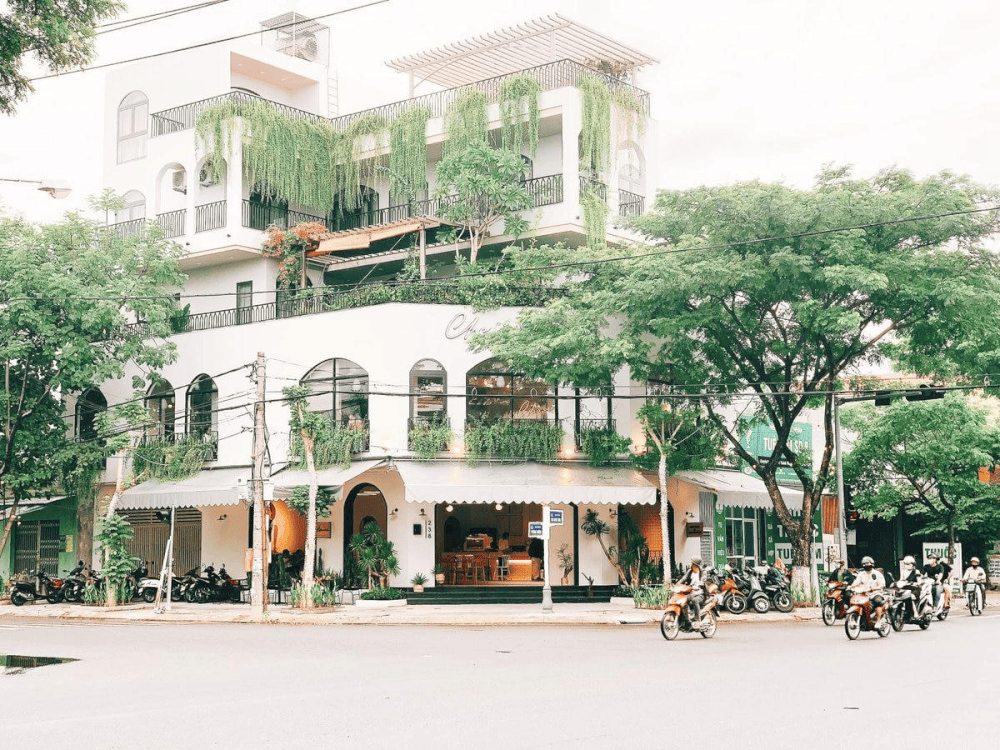 The restaurant is located right on the main road with a large space and is located on the main road of Kinh Duong Vuong street, the busiest street in Lien Chieu district (Source: Cherish coffee & desserts)